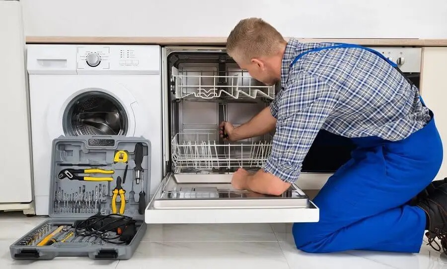 Yunusemre Hotpoint servisi teknisyen ekibi beyaz eşya tamiri yaparken
